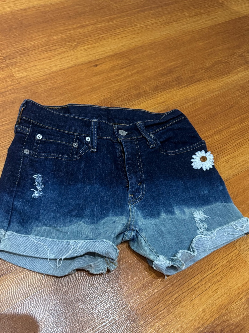 Levi’s hippie distressed short